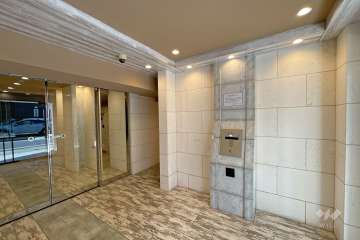 エントランスはオートロック付きです。