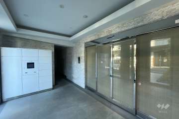 エントランスはオートロック付きです。