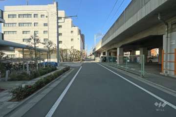 敷地北東側の前面道路8南東側から）