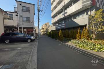 敷地南側の前面道路（東側から）