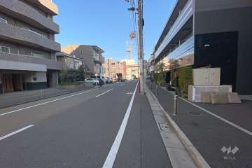 敷地北側の前面道路（西側から）