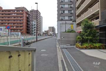 敷地南側の前面道路（東側から）