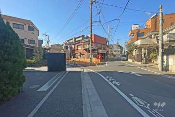 敷地北側の前面道路（東側から）