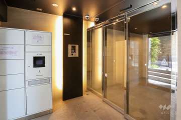 エントランスはオートロック付きです。