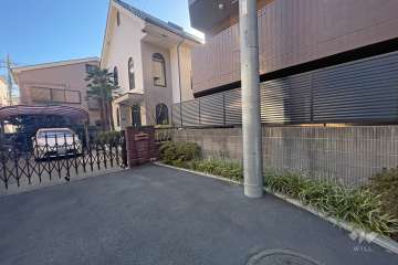 敷地西側の前面道路（北側から）