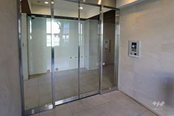 エントランスはオートロック付きです。