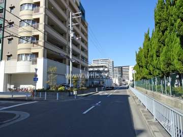 敷地東側の前面道路