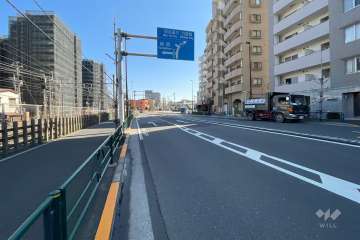 敷地の北側前面道路（西側から）