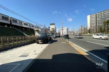 敷地の北側前面道路（東側から）
