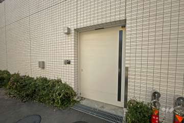 屋内に設けられた駐輪場の出入り口