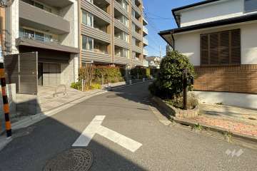 敷地西側の前面道路　　　　