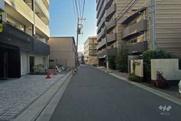 敷地北西側の前面道路（北東側から）