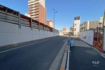 敷地の西側前面道路（南側から）