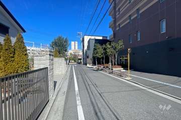敷地西側の前面道路（南側から）