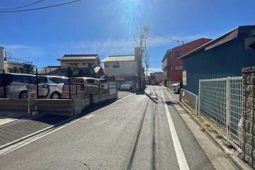 敷地西側の前面道路（北側から）