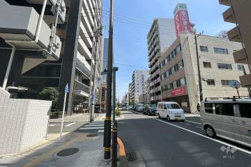 敷地南東側の前面道路（南西側から）