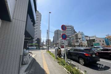 敷地北西側の前面道路（北東側から）