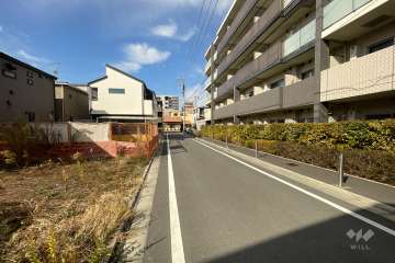 敷地南側の前面道路（東側から）