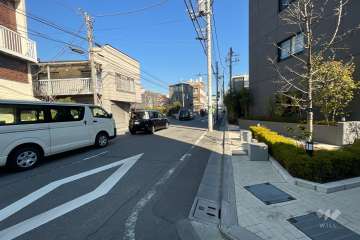 敷地の西側前面道路（南側から）