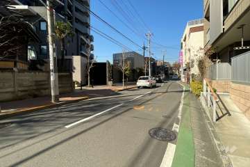 敷地の北側前面道路（東側から）