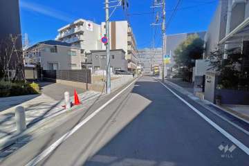 敷地の南東側前面道路（北東側から）