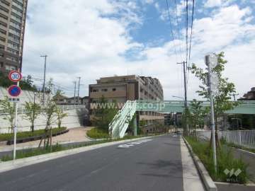 周辺は第一種中高層住居専用地域に指定されたマンションと一戸建てが混在する住宅地です。