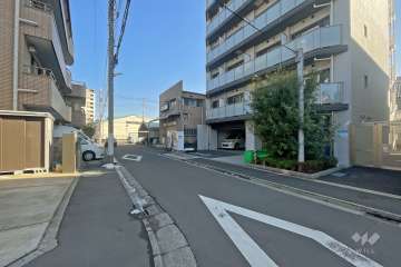 敷地北側の前面道路（西側から）