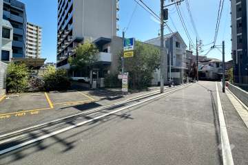 敷地の北側前面道路（東側から）