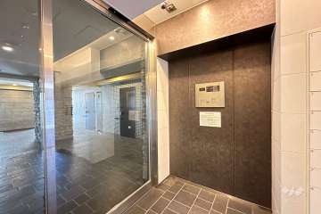 エントランスはオートロック付きです。