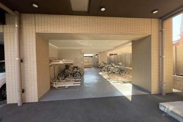 屋内に設けられた駐輪場