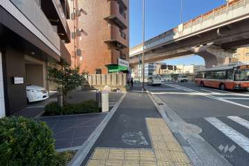 敷地の西側前面道路（北側から）