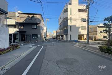 敷地南側の前面道路（西側から）