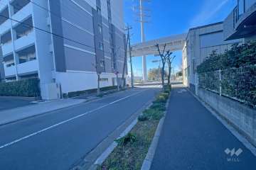 敷地北側の前面道路（東側から）