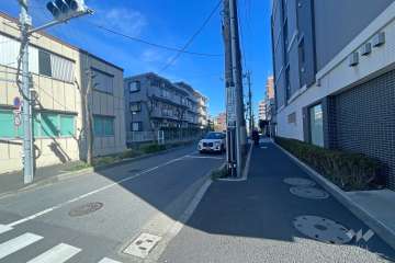 敷地北側の前面道路（西側から）