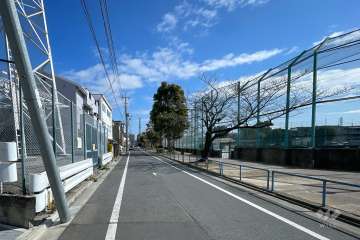 敷地の南側前面道路（西側から）