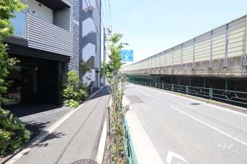 敷地北東側の前面道路