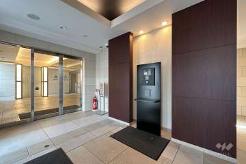 エントランスはオートロック付きです。