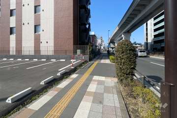 敷地の東側前面道路（南側から）
