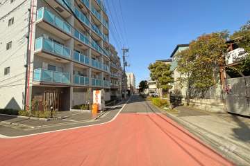 敷地東側の前面道路（南側から）