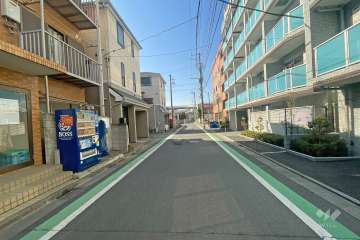 敷地南側の前面道路（南側から）