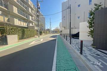 敷地北東側の前面道路（北西側から）