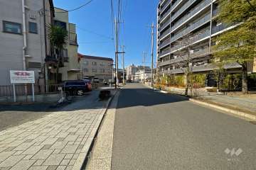 敷地南側の前面道路（東側から）
