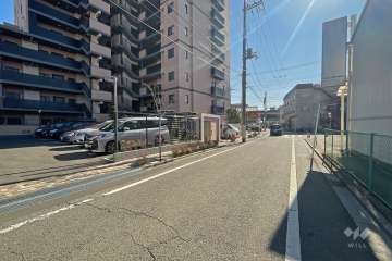 敷地西側の前面道路（北側から）