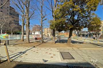 敷地東側に隣接する『下河原公園』