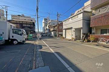 敷地の南側前面道路（東側から）