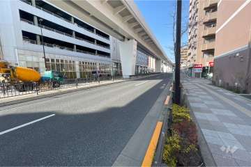 敷地西側の前面道路（南側から）