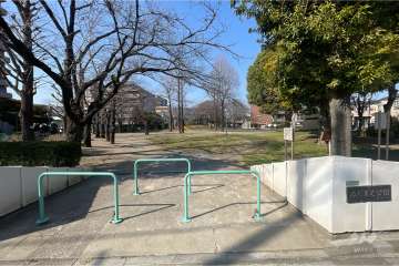 敷地に隣接した『足立区立みだまえ公園』