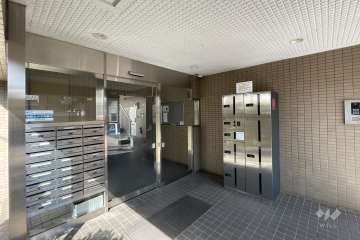 エントランスはオートロック付きです。