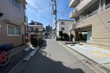 敷地の南側前面道路（東側から）