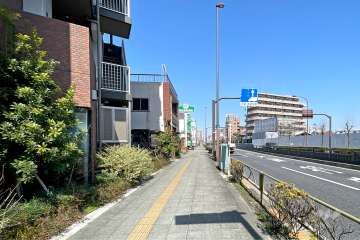 敷地の東側前面道路（南側から）
